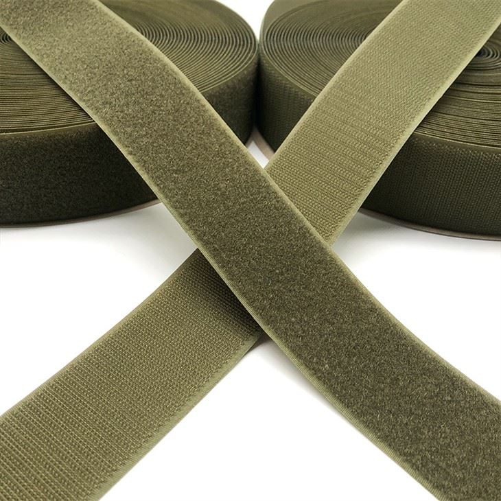 Nastro verde con gancio e anello